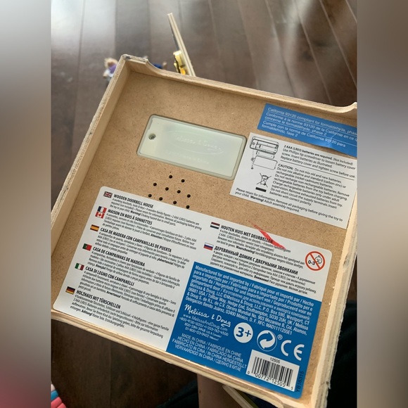 Melissa & Doug Wooden Doorbell House with characters - Picture 10 of 10